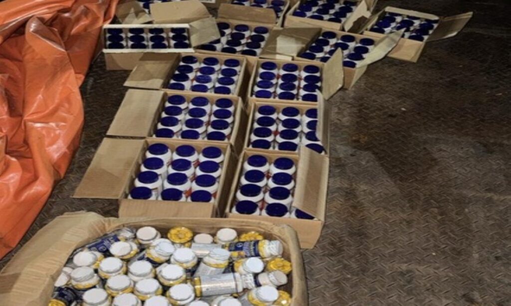 PRF apreende 57 mil comprimidos de suplementos emagrecedores ilegais e prende jovem após fuga na BR-401