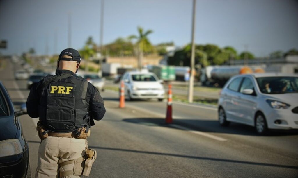 PRF inicia Operação Dia do Trabalho 2026 e reforça fiscalização em rodovias federais durante feriado