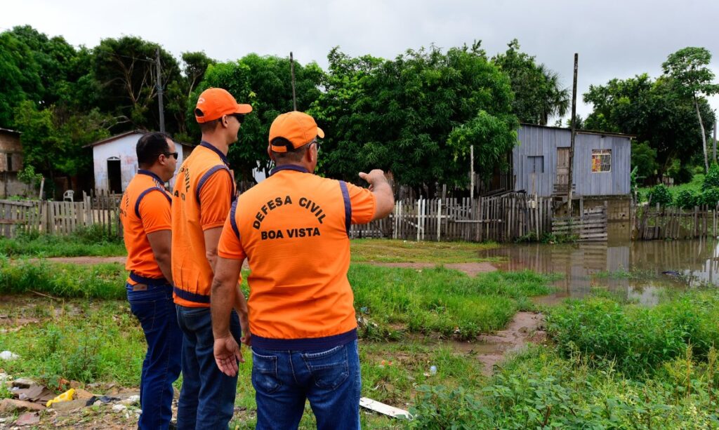 Boa Vista registra 75 milímetros de chuva em 24 horas e ruas ficam alagadas