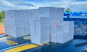 PRF apreende carga com 426 iPhones e garrafas de vinho avaliada em mais de R$ 5 milhões na BR-174