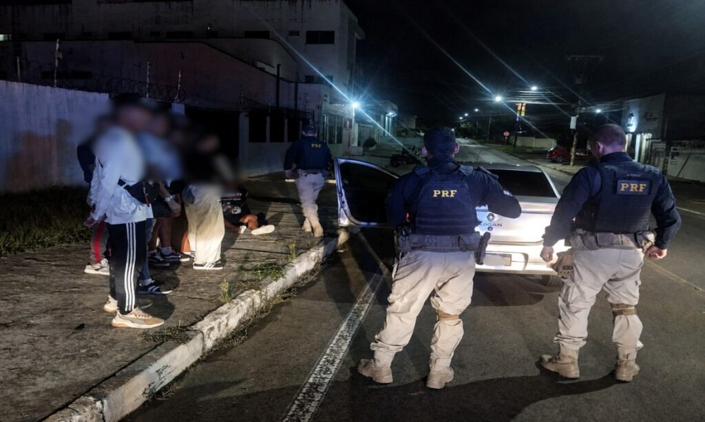 PRF resgata 21 imigrantes em carros e prende dois coiotes na BR-401, em Boa Vista
