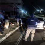 PRF resgata 21 imigrantes em carros e prende dois coiotes na BR-401, em Boa Vista
