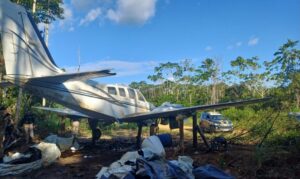 Avião usado para abastecer garimpo ilegal é destruído durante operação em Caroebe